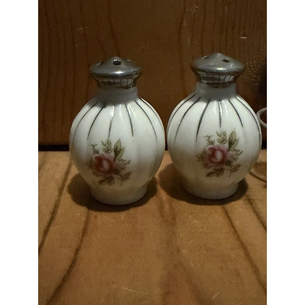 VTG State Capitol Lexington Kentucky Salt & Pepper Shaker W/Holder